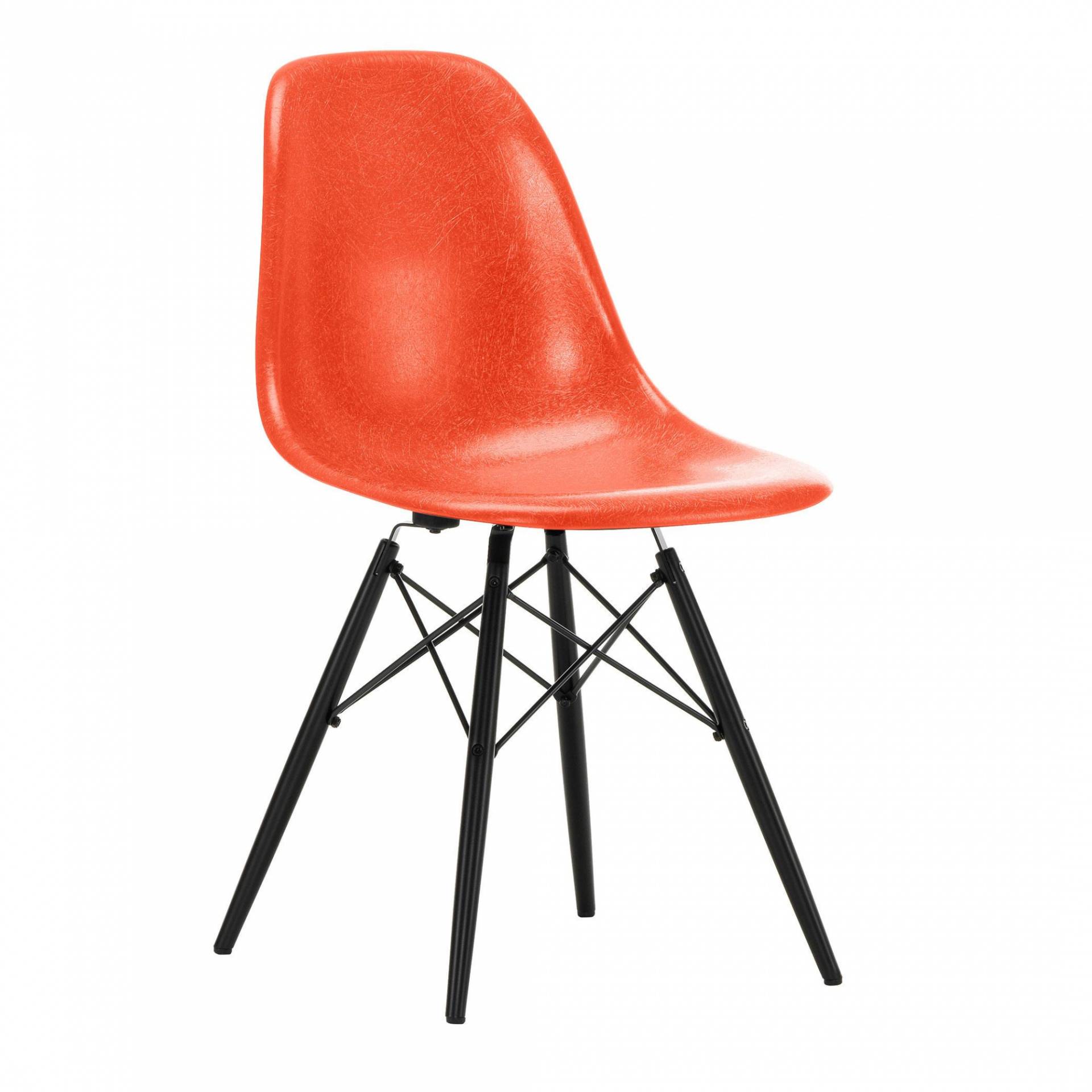 Vitra - Eames Fiberglass Side Chair DSW Ahorn schwarz - rot orange/Sitzschale Fieberglas/Gestell Ahorn schwarz/Stahl schwarz/BxHxT 46,5x83x55cm von Vitra