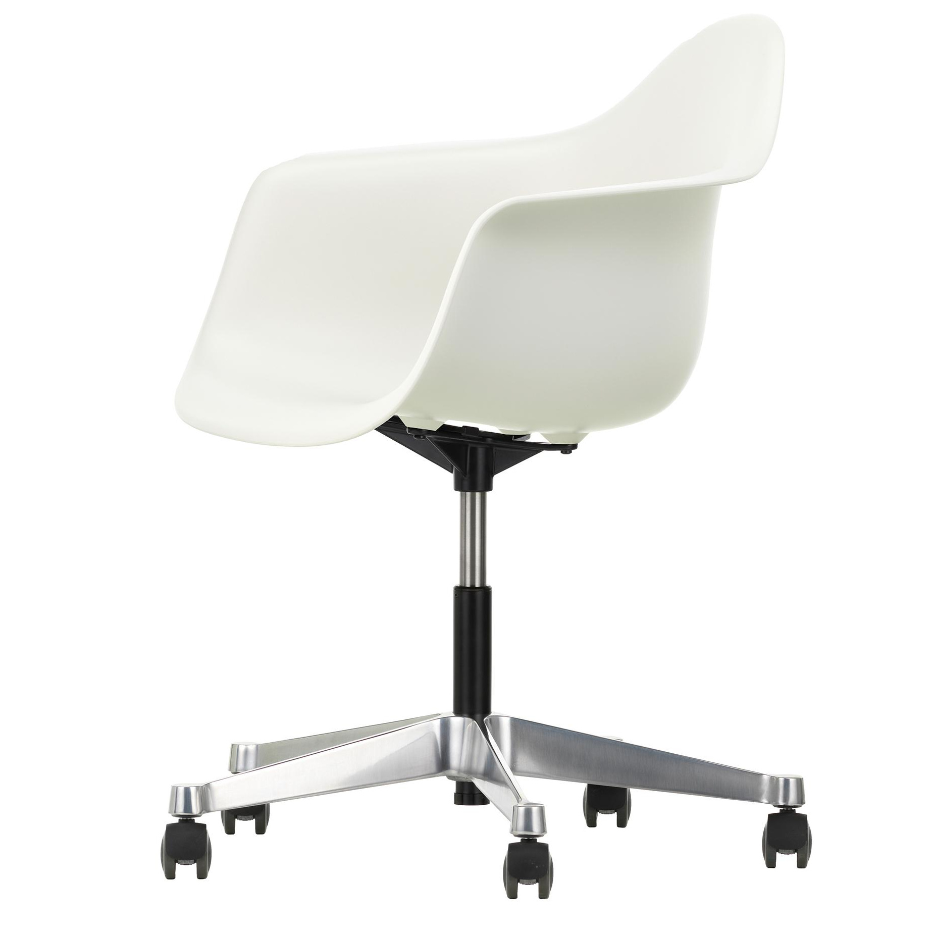 Vitra - Eames Plastic Armchair PACC Bürostuhl - weiß/Polypropylen/Sternfußgestell poliert /mit weich gebremsten Rollen von Vitra