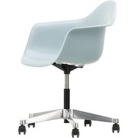 Vitra - Eames Plastic Armchair PACC RE, poliert / eisgrau, weiche Rollen (Hartboden) von Vitra