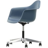 Vitra - Eames Plastic Armchair PACC RE, poliert / meerblau, weiche Rollen (Hartboden) von Vitra