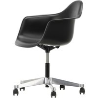 Vitra - Eames Plastic Armchair PACC RE, poliert / tiefschwarz, weiche Rollen (Hartboden) von Vitra