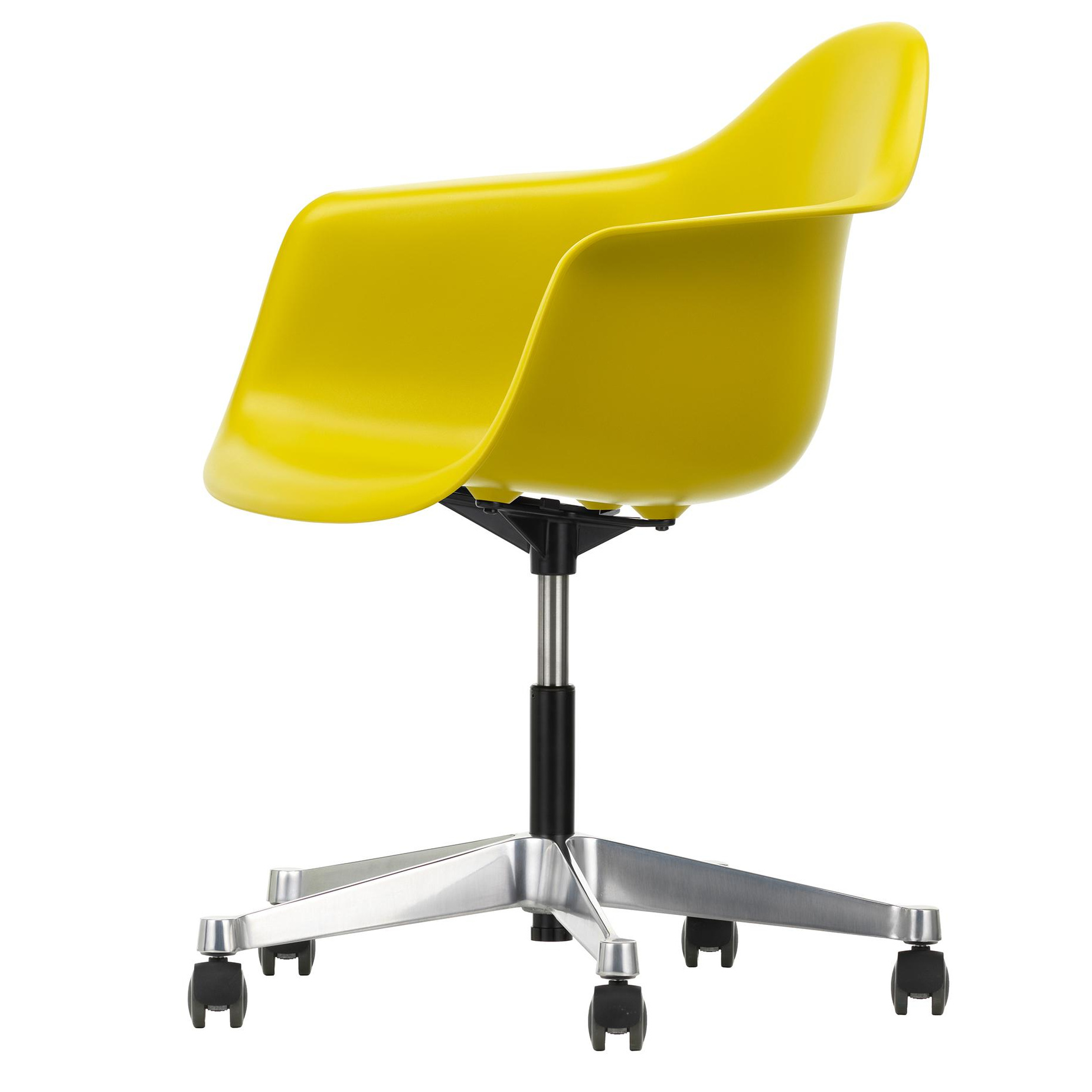 Vitra - Eames Plastic Armchair PACC RE Bürostuhl - senf/Sitzschale recycelter Post Consumer Kunststoff/Gestell Aluminium-Druckguss poliert/mit weich.. von Vitra