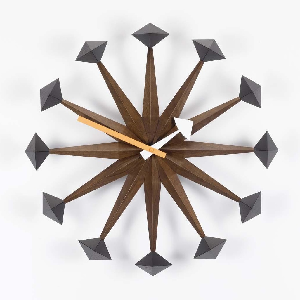 Vitra - Polygon Clock Nelson Wanduhr - nussbaum/Ø43cm von Vitra