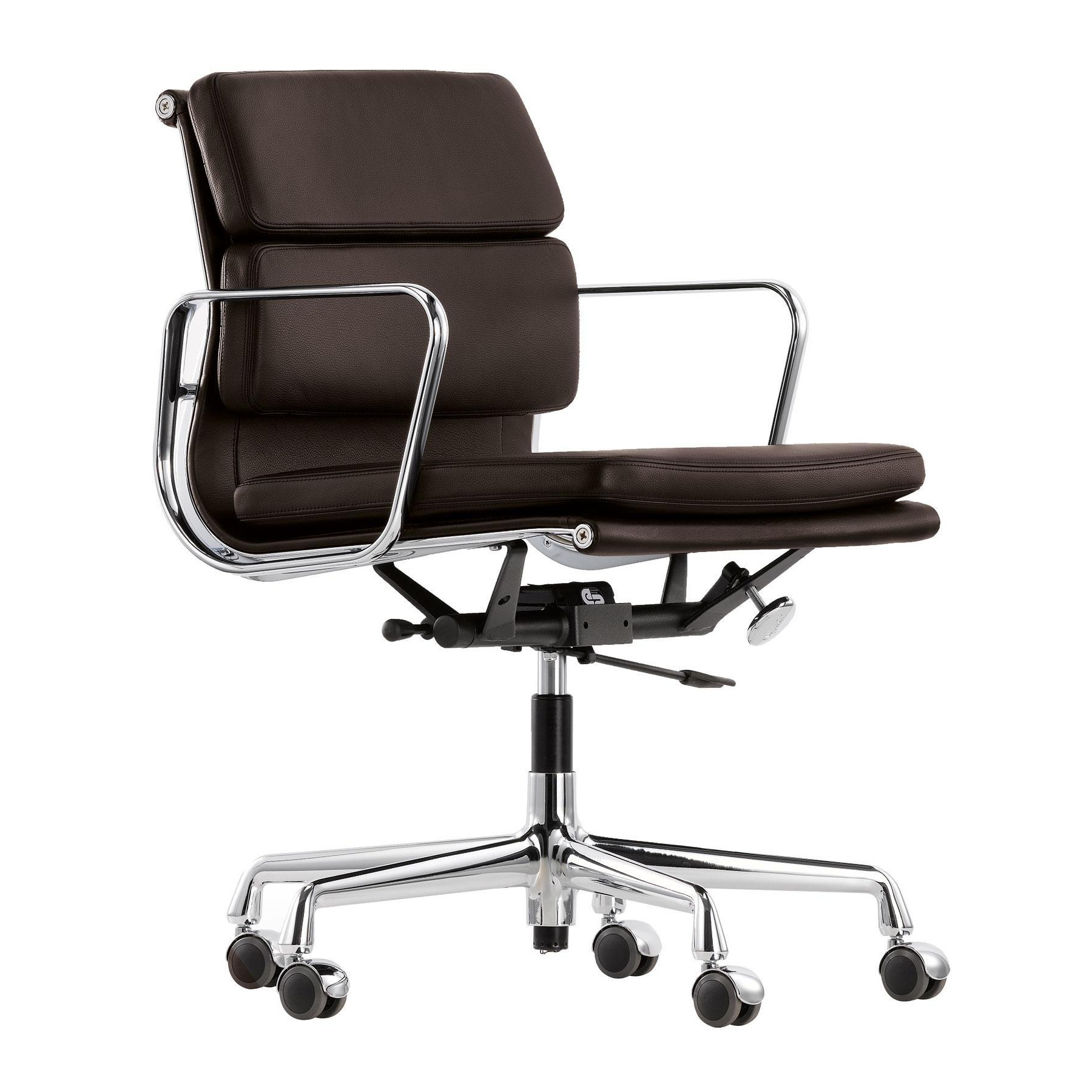 Vitra - Soft Pad Chair EA 217 Bürostuhl Gestell verchromt - braun/Leder 68 chocolate/BxHxT 58x81,5-92,5x57-65cm/Gestell verchromt/mit weichen Rollen von Vitra
