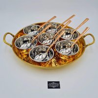 Handgefertigtes Design Aus Reinem Messing Kupfer Antikes Abendessen Und Servieren 15 Stück Combo Set, 1 Tablett, 7 Schüssel, Löffel Im Set Handgefertigtes Design Aus Reinem Messing Kupfer Antikes Abendessen Und Servieren 15 Stück Combo Set, 1 Tablett, 7 Schüssel, Löffel Im Set von Vivekartgallery