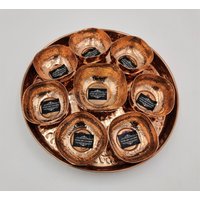 Vintage Handgemachte Gehämmert Reine 100% Kupfer Antique Abendessen 9-Teilige Kombi-Set, 1 Tablett, 7 Kleine Schüssel, Große Schüssel Verwenden Vintage Handgemachte Gehämmert Reine 100% Kupfer Antique Abendessen 9-Teilige Kombi-Set, 1 Tablett, 7 Kleine Schüssel, Große Schüssel Verwenden von Vivekartgallery