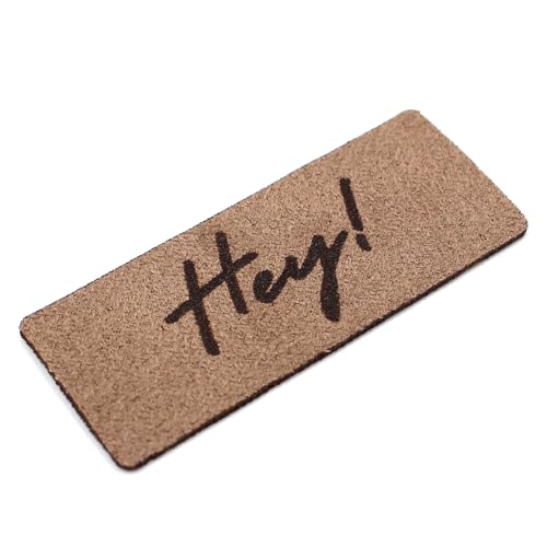 VmG-Store 10x Labels zum Aufnähen Stoff Etiketten aus Wildleder Optik Tags Textiletiketten für Kleidung und Applikation (Hey! (SetES01), 10er Set) von VmG-Store