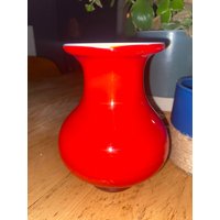 Vintage Mid Century Rote Tango Glas Vase Mit Weißer Innenseite von VntgFndsByAnne