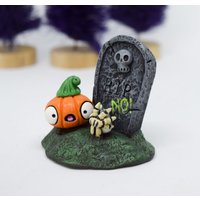 Halloween Dekoration, Miniatur Kürbis Figur, Friedhof Dekor, Kunst Für Regal von VodkaMargarine