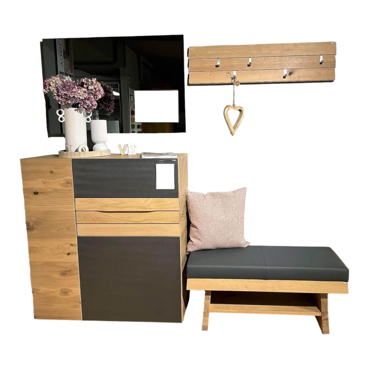 Garderobe V-Organo Wildeiche Rustico Schwarz Akzent Eisen Bezug Sitzbank Leder A... Garderobe V-Organo Wildeiche Rustico Schwarz Akzent Eisen Bezug Sitzbank Leder A... von Voglauer