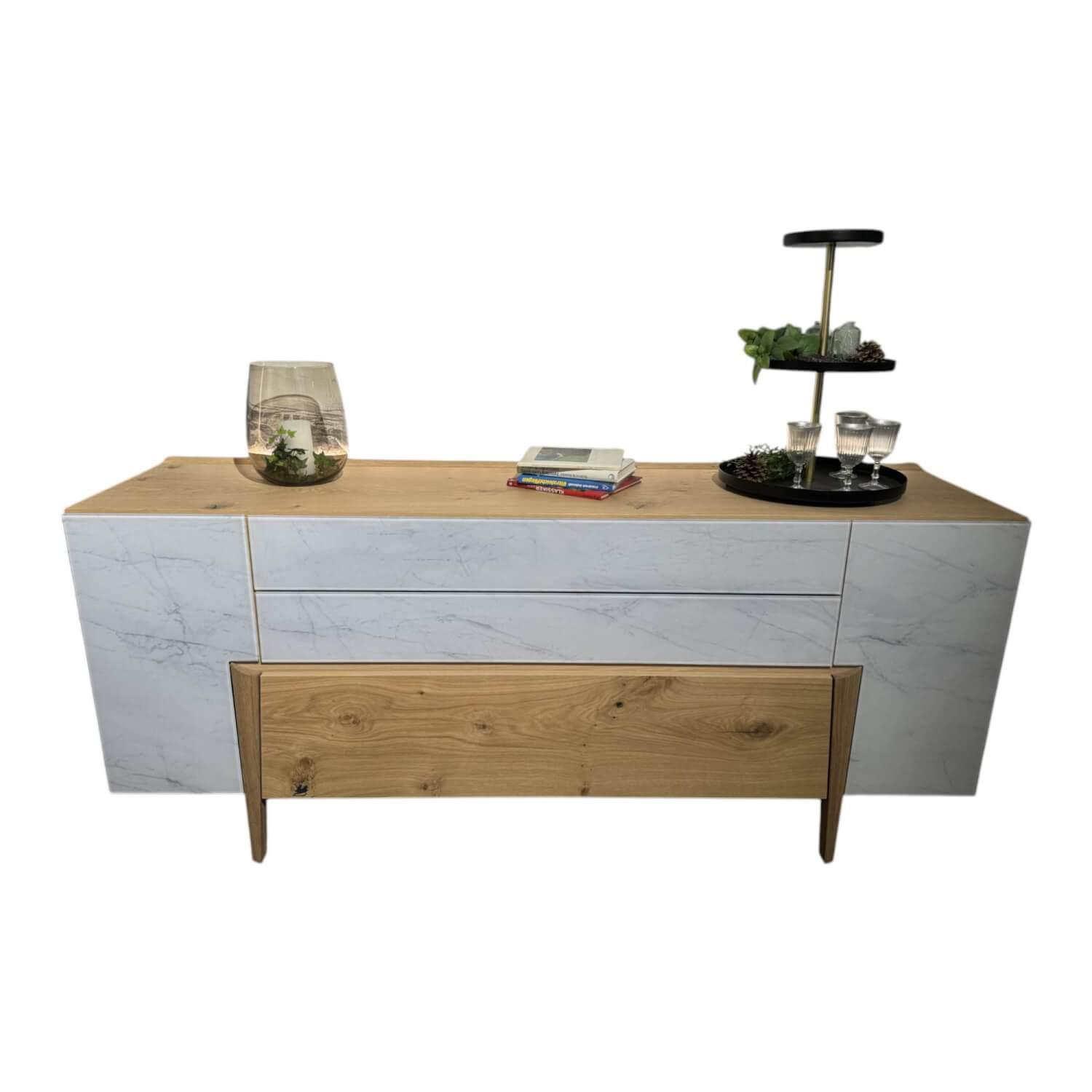 Sideboard Vtektura TESH19H Echtholzfurnier Wildeiche Rustiko Schwarz Front Glas ... Sideboard Vtektura TESH19H Echtholzfurnier Wildeiche Rustiko Schwarz Front Glas ... von Voglauer