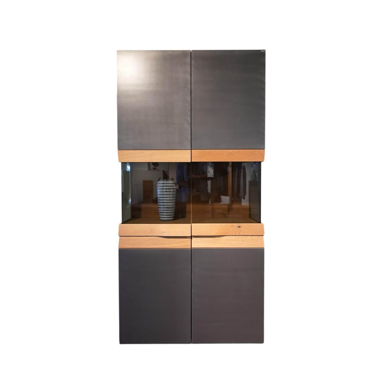 Vitrine V Organo Lack Anthrazit Wildeiche Rustiko Mit LED Beleuchtung Vitrine V Organo Lack Anthrazit Wildeiche Rustiko Mit LED Beleuchtung von Voglauer