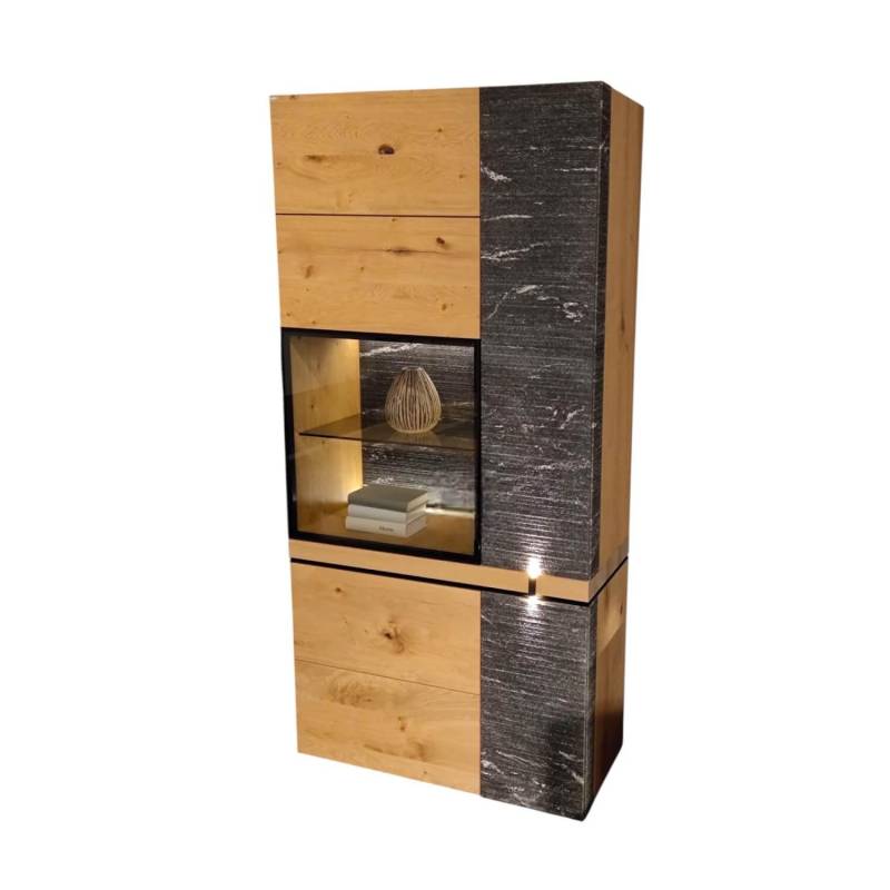 Vitrine V-Rock Alteiche Rustiko Gebürstet Steinakzent Alpengranit Schroff Schwar... von Voglauer