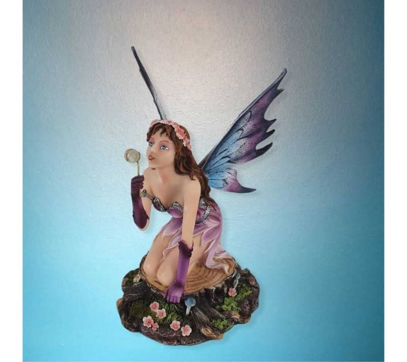 Vogler Dekofigur Waldfee"Savonia"sitzt auf einem Baumstupf 25 cm von Vogler