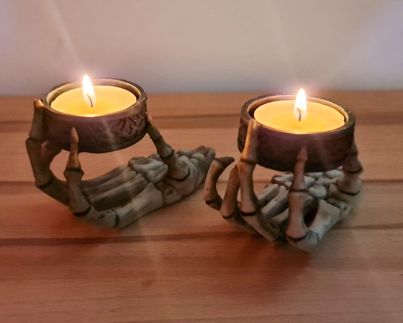 Vogler Dekofigur 2er Set Teelichthalter Skeletthand Skelett Totenschädel Gothic Figur Vogler Dekofigur 2er Set Teelichthalter Skeletthand Skelett Totenschädel Gothic Figur von Vogler