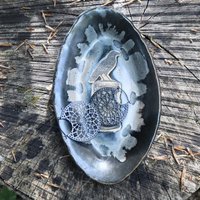 Trinket Dish Mit Krähenmotiv - Handgefertigter Keramikteller, Oval, Witchy Deko, Rabe, Memento Mori von VoidforgePottery