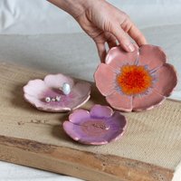 Flower Power Handgefertigte Dekorative Schmuckteller Aus Keramik in Rosatönen - Natürlicher Stil, Stapelbar, Perfekte Heimdekoration von VoilaCreativeStudio