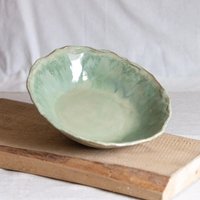 Handmade Ceramic Big Ivy Green Fruit/Salad Bowl Stone Texture Decorative Centerpiece Durable Stoneware Wedding Gift Fine Dining von VoilaCreativeStudio