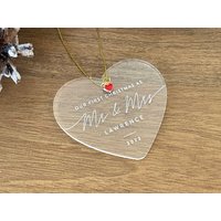 Personalisierte Mr. & Mrs. Weihnachtsverzierung Klares Acryl, Just Married Geschenk von VonaGifts