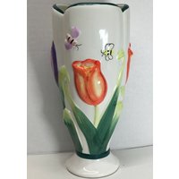 Hübsche Vintage Vase Aus Keramik Mit Tulpenbesatz von VorellsTreasureChest