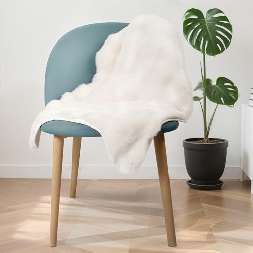 Votoko Faux Kunstfell Teppich Unregelmäßig, Kaninchenfell Teppich Langflor 50x80cm, Waschbar und rutschfest, Komfortabel und Hochdichte Flauschige Teppiche für Bettvorleger, Sofa und Stuhlauflage Votoko Faux Kunstfell Teppich Unregelmäßig, Kaninchenfell Teppich Langflor 50x80cm, Waschbar und rutschfest, Komfortabel und Hochdichte Flauschige Teppiche für Bettvorleger, Sofa und Stuhlauflage von Votoko