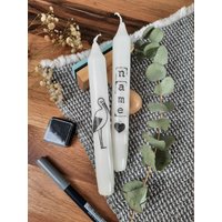 Stabkerze Beige Mit Storch Und Personalisiertem Aufdruck Zu Geburt, Geburtstag Taufe Stabkerze Beige Mit Storch Und Personalisiertem Aufdruck Zu Geburt, Geburtstag Taufe von VronisShop