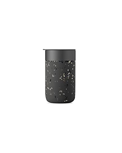 W&P Porter Keramiktasse mit schützender Silikonhülle, Terrazzo-Holzkohle, 473 ml, für unterwegs, wiederverwendbare Tasse für Kaffee oder Tee, tragbar, spülmaschinenfest W&P Porter Keramiktasse mit schützender Silikonhülle, Terrazzo-Holzkohle, 473 ml, für unterwegs, wiederverwendbare Tasse für Kaffee oder Tee, tragbar, spülmaschinenfest von W&P