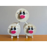 Toilettenpapierhalter Kuh - Wechselbare Kopfbedeckungen Wc-Deko Toilettenpapierhalter Kuh - Wechselbare Kopfbedeckungen Wc-Deko von W3DDEsDruckwelt