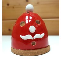 Getöpfertes Weihnachtsteelicht Mit Wichtelfüßen Oder in Weihnachtsmannform von WABISABIKeramik
