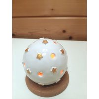 Getöpfertes Windlicht Mit Blauen Und Goldenen Sternen von WABISABIKeramik