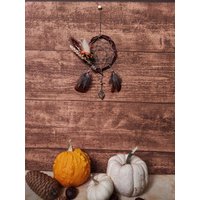 Kleiner Traumfänger Aus Hartriegel Mit Bronzeanhänger | Handmade Wanddeko Fasanenfedern & Trockenblumen Boho Naturdeko Herbstdeko von WALDHALL
