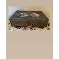 Fressnapf Grau Holz Retro Koffer Futterstation Hundenapf Futternapf Hundenäpfe Futternapfhalter Hundebar Dogstation Napf von WALDundWUFFunikate