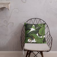 Banana Leaf Print Premium Kissen Perfekt Passend Zu Unserer Tapete, Möbelkissen Für Moderne Wohndekoration von WALLPAPERS4BEGINNERS