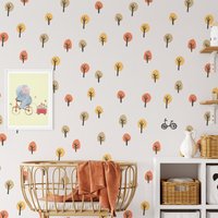 Beige Helle Tapete Für Das Babyzimmer Mit Bäumen, Pastelltapete Kinder, Einfache Wanddekoration Im Waldkinderzimmer von WALLPAPERS4BEGINNERS