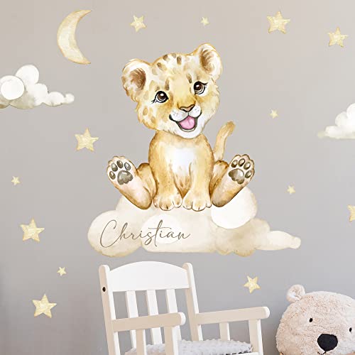 Löwe auf der Wolke V331 mit Wunschname | handgezeichnet | AUFKLEBER Kindergarten | Wandsticker Kinderzimmer mit Sternen Babylöwe Babyzimmer Personalisierbar (60 x 60 cm) von WANDKIND
