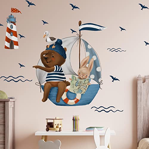 WANDKIND Bär und Hase segeln V344 Wandtattoo Kinderzimmer | handgezeichnet | AUFKLEBER Kindergarten | Wandsticker Babyzimmer, Kinderzimmer Bär, Boot, Vogel, Leuchtturm (60 x 60 cm) von WANDKIND