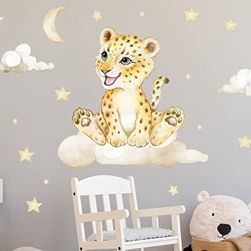 WANDKIND Leopard Welpe auf der Wolke Wandtattoo Kinderzimmer V345 | handgezeichnet | AUFKLEBER Kindergarten | Wandsticker Leo mit Sterne Gepard Safari (75 x 75 cm) von WANDKIND