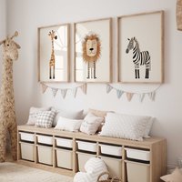 Wandbild 3Er Poster Set P787/Safari Abenteuer Giraffe Löwe Zebra Kinderzimmer Deko Wandbilder Bilder Wandbild 3Er Poster Set P787/Safari Abenteuer Giraffe Löwe Zebra Kinderzimmer Deko Wandbilder Bilder von WANDKIND