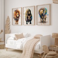 Wandbild 3Er Set Premium P783/Safari Löwe Gorilla Elefant Kunst Für Kinderzimmer Deko Wandbilder Bilder Poster Wandbild 3Er Set Premium P783/Safari Löwe Gorilla Elefant Kunst Für Kinderzimmer Deko Wandbilder Bilder Poster von WANDKIND