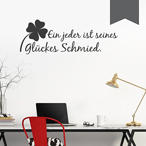 WANDKINGS Wandtattoo - Ein jeder ist seines Glückes Schmied (mit Kleeblatt) - 50 x 18 cm - Dunkelgrau - Wähle aus 5 Größen & 35 Farben von WANDKINGS