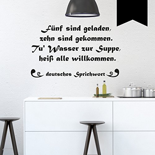 WANDKINGS Wandtattoo - Fünf sind geladen, zehn sind gekommen. Tu' Wasser zur Suppe, heiß alle willkommen. - 75 x 44 cm - Schwarz - Wähle aus 5 Größen & 35 Farben von WANDKINGS