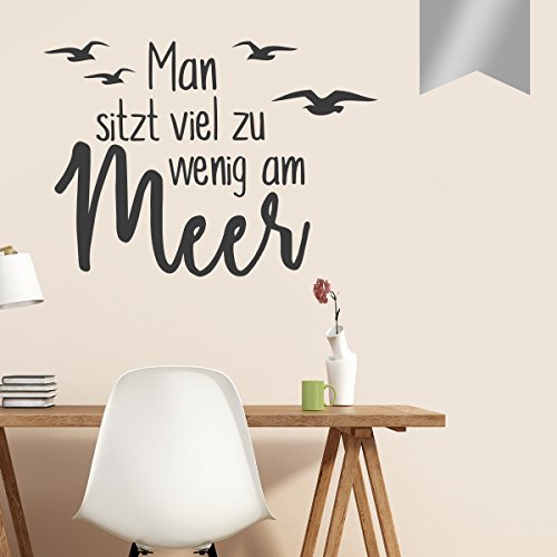 WANDKINGS Wandtattoo - Man sitzt viel zu wenig am Meer - 50 x 35 cm - Silber - Wähle aus 5 Größen & 35 Farben WANDKINGS Wandtattoo - Man sitzt viel zu wenig am Meer - 50 x 35 cm - Silber - Wähle aus 5 Größen & 35 Farben von WANDKINGS