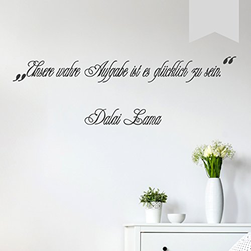 WANDKINGS Wandtattoo - Unsere wahre Aufgabe ist es glücklich zu sein. (Dalai Lama) - 60 x 18 cm - Hellgrau - Wähle aus 5 Größen & 35 Farben von WANDKINGS