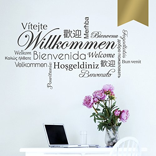 WANDKINGS Wandtattoo - Willkommen in verschiedenen Sprachen - 150 x 81 cm - Gold - Wähle aus 5 Größen & 35 Farben von WANDKINGS
