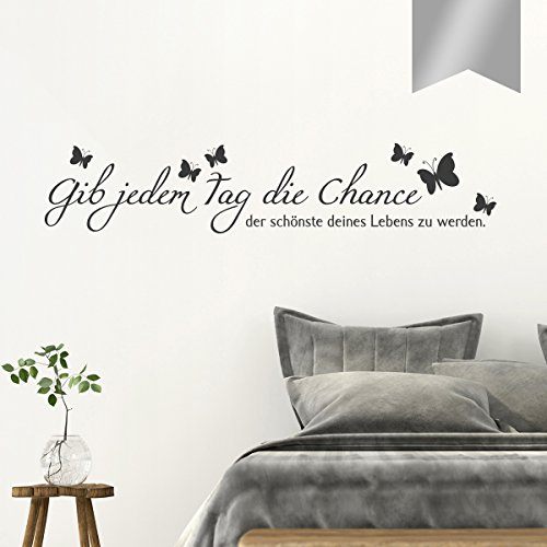 Wandkings Wandtattoo Gib jedem Tag die Chance der schönste deines Lebens zu Werden. (Mark Twain) 60 x 12 cm Silber - erhältlich in 33 Farben von WANDKINGS