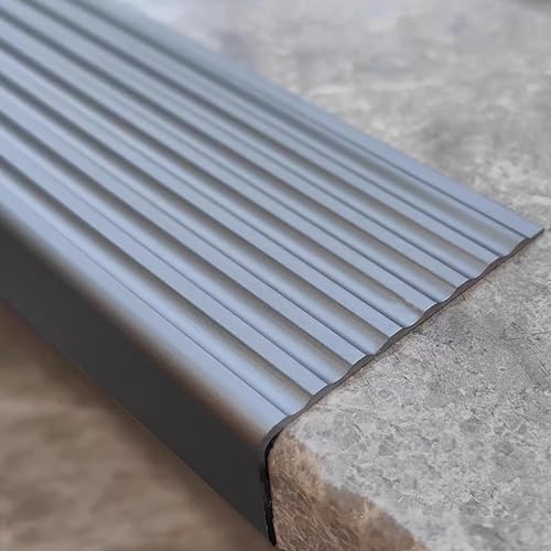 L-förmiger Treppenkantenprofil Alu, Treppenkantenprofil Selbstklebend Winkelprofil Kantenprofil, Wasserdicht und Rostfrei, für Treppen im Innen- und Außenbereich(Gray,120x7x3cm/47x2.7x1.2in) von WANGJIANPENGPL