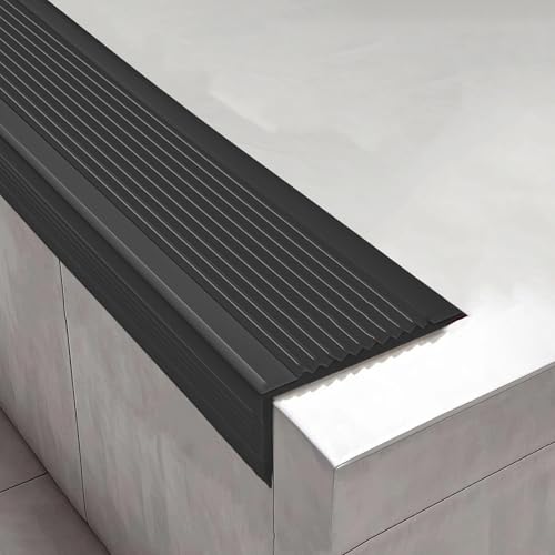 Treppenkantenprofil Selbstklebend Aus PVC, Treppenprofil Kantenprofil, Winkelprofil Selbstklebend, für Metall-/Holz-/Fliesenstufen im Innen- und Außenbereich(Black,200x10x4 cm/79x3.9x1.6in) von WANGJIANPENGPL