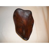Geschnitzter Rotholz Buisness Kartenhalter Bio Anthurium Blatt Form Schreibtisch Accessoire von WARDSMITHHOME