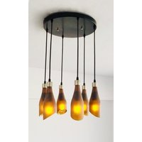 Bierflaschenleuchte - Leuchte Für Industrielle Lampen Aus Mattem Bernstein Bierflasche Kronleuchter Bierflaschenleuchte - Leuchte Für Industrielle Lampen Aus Mattem Bernstein Bierflasche Kronleuchter von WASABOTTLE