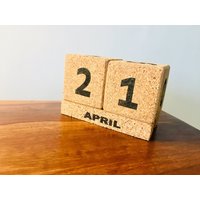 Büro-Schreibtisch-Kalender - Aus Recyceltem Kork Körner Gedruckt Büro-Schreibtisch-Kalender - Aus Recyceltem Kork Körner Gedruckt von WASABOTTLE